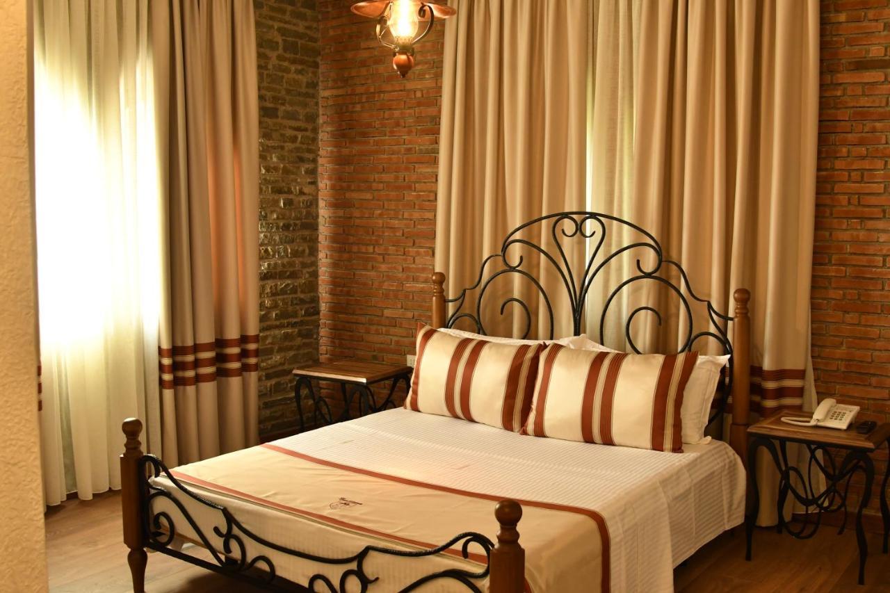 Hotel Restaurant Emblema Petrele 外观 照片
